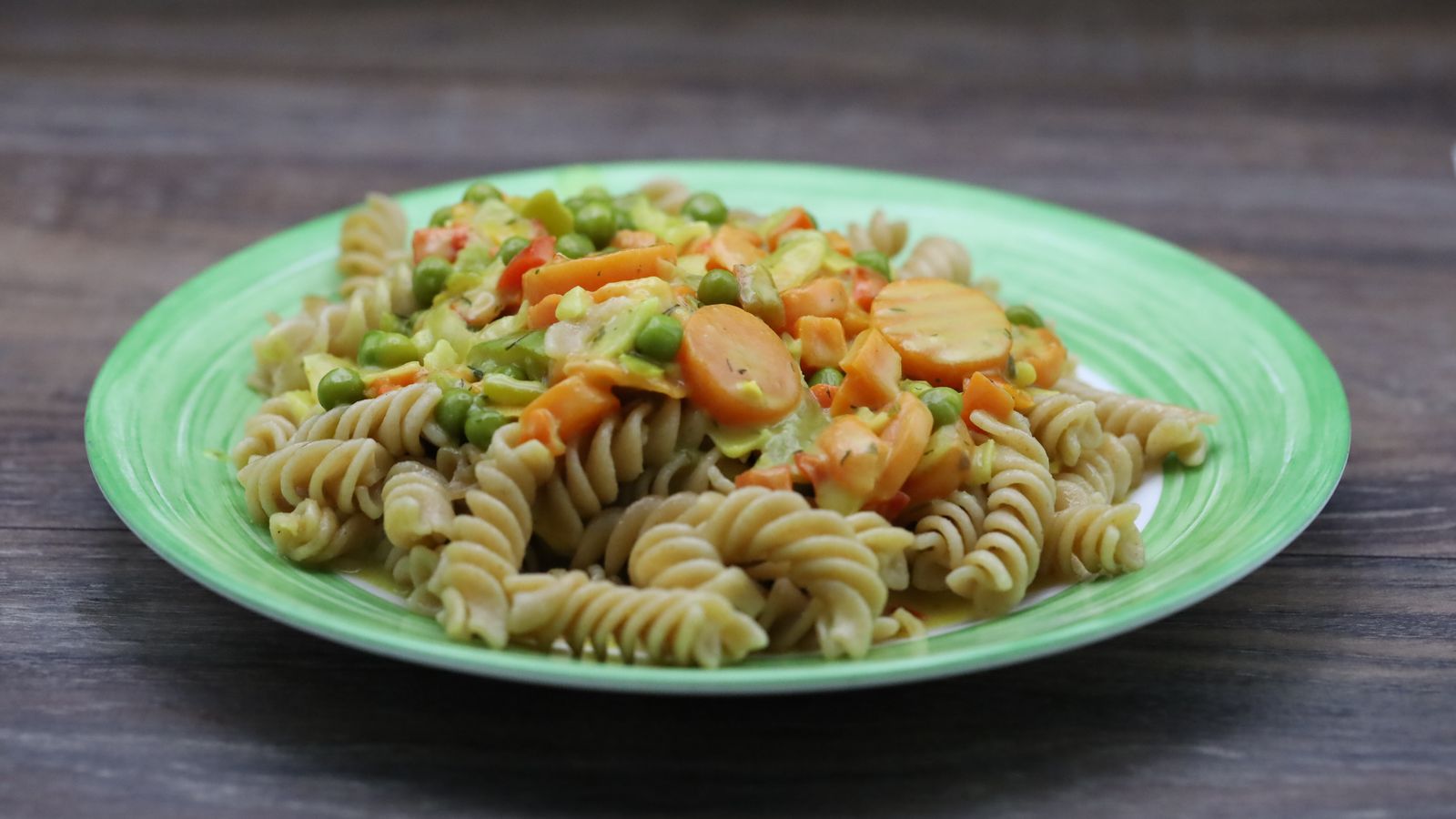 Organic: Creamy carrot and pea ragout on whole grain pasta